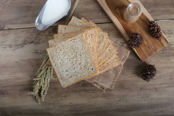 Nahaufnahme Von Selbst Geschnittenem Brot Auf Dekoriertem Küchentisch — Stockfoto