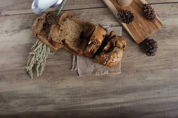 Nahaufnahme Von Hausgemachtem Kuchen Mit Sahne Und Kakaogläsern Auf Dekoriertem — Stockfoto