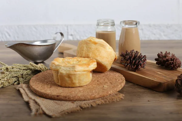 Dekore edilmiş mutfak masasında ev yapımı çörekler.