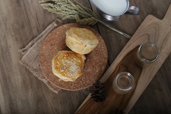 Dekore edilmiş mutfak masasında ev yapımı çörekler.