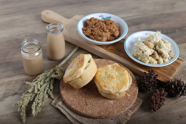 Ev yapımı çörekler ve kâselerle dekore edilmiş mutfak masasında aperatifler.