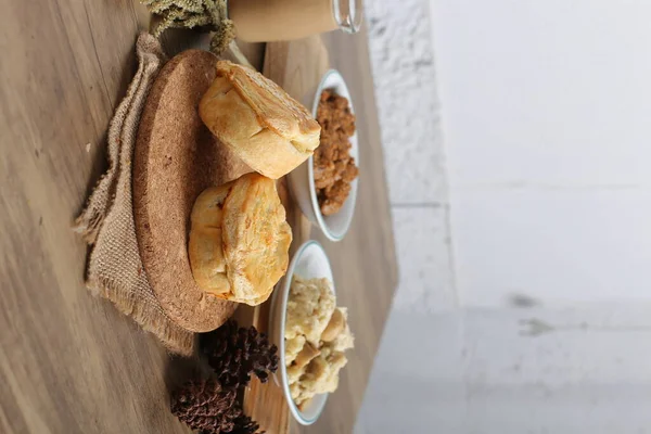 Ev yapımı çörekler ve kâselerle dekore edilmiş mutfak masasında aperatifler.