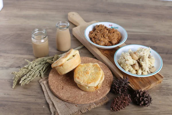 Ev yapımı çörekler ve kâselerle dekore edilmiş mutfak masasında aperatifler.