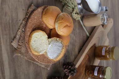 Fırın ürünleri masada.