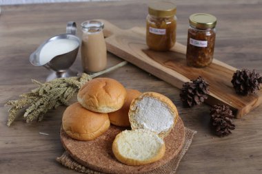 Fırın ürünleri masada.