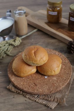 Fırın ürünleri masada.