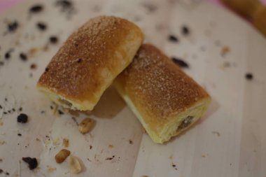 Fırın ürünleri seçimi masada. Taze pişmiş ekmek ve un.