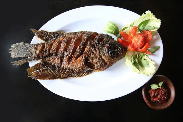 Carpa Frito Peixe Comida Fundo Madeira Escura — Fotografia de Stock