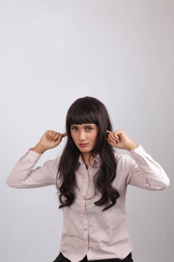 İş kadını üzgün. Stresli kulağını kapat