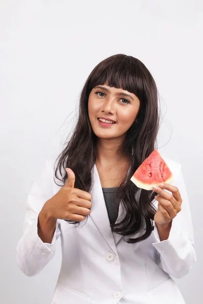 Asyalı kadın doktordan sağlıklı yemek sohbeti yemek. Sağlıklı yemek yiyen güzel bir kız.