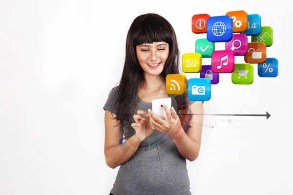 Asyalı kadın telefonu cep telefonunda sosyal medyadan çok memnun.