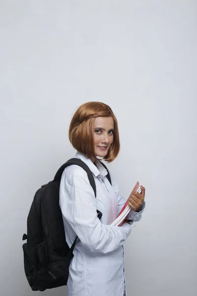 Asyalı kadın üniversite öğrencileri. Kampüsteki Asyalı bir üniversite öğrencisinin portresi.