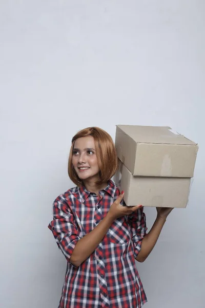 Gadis Pengiriman Tersenyum Wajah Asia Dengan Kotak Paket Portrait Female — Stok Foto