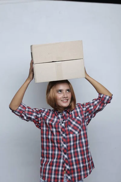 送外卖的女孩笑亚洲脸和包裹盒 女性送货员快乐送货上门的肖像 — 图库照片