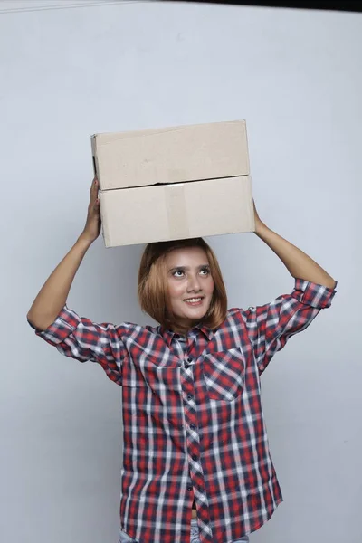 Entrega Chica Sonriendo Asiático Cara Con Paquete Caja Retrato Del — Foto de Stock