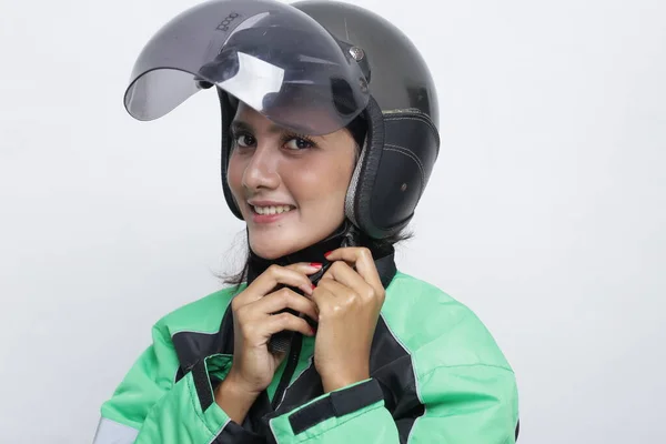 ヘルメット バイク ホールディング スマートフォンを使う女性 若いですアジアの女性身に着けていますヘルメット前に乗りますオートバイ — ストック写真