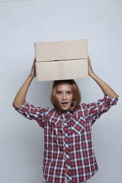 Mujer Asiática Mensajero Entrega Paquete Sobre Fondo Blanco Servicio Mensajería — Foto de Stock