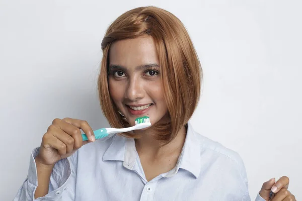 亚洲女人手握刷牙 亚洲女人笑着刷牙 — 图库照片