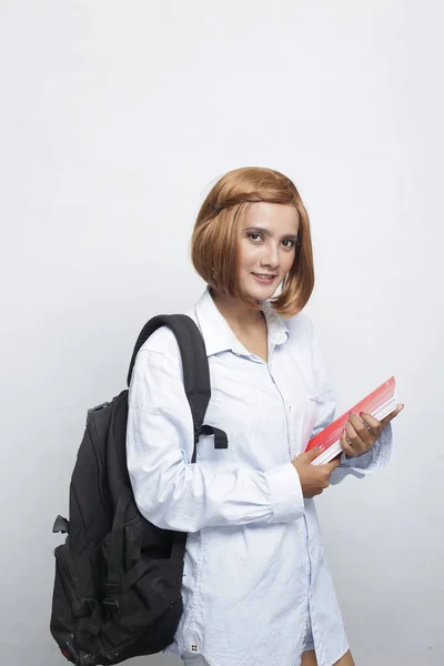 Asyalı kadın üniversite öğrencileri. Kampüsteki Asyalı bir üniversite öğrencisinin portresi.