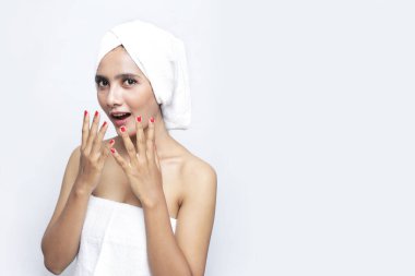 Güzel Asyalı kadın gülümsemesi. Gülümseyen güzel bir kadın, doğal makyajı, temiz bir teni ve gri arka planda beyaz dişleri var.