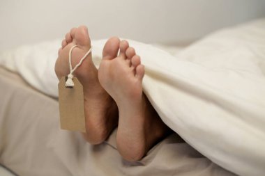 Ölü insanlar için kimlik etiketi. Ayak parmağı etiketi ölü Asyalı insan ayağı