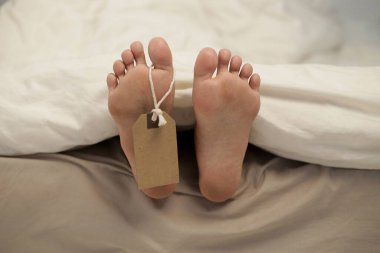Ölü insanlar için kimlik etiketi. Ayak parmağı etiketi ölü Asyalı insan ayağı