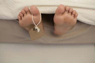 Ölü insanlar için kimlik etiketi. Ayak parmağı etiketi ölü Asyalı insan ayağı