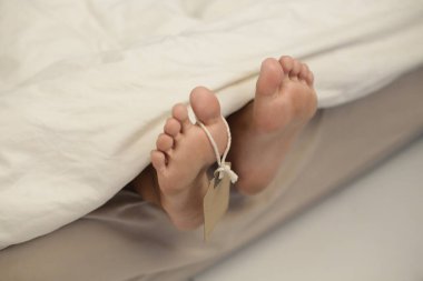 Ölü insanlar için kimlik etiketi. Ayak parmağı etiketi ölü Asyalı insan ayağı