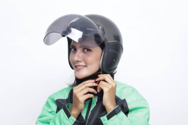 Asyalı kadın kullanarak kask motosikleti. Şehir caddesinde motosiklet kaskını takan mutlu kadın.