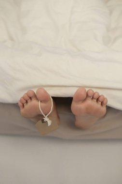 Ölü insanlar için kimlik etiketi. Ayak parmağı etiketi ölü Asyalı insan ayağı