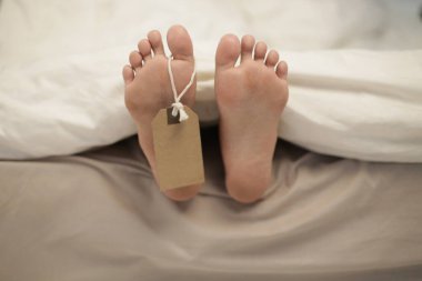 Ölü insanlar için kimlik etiketi. Ayak parmağı etiketi ölü Asyalı insan ayağı