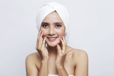 Cilt bakımlı Asyalı kadın. Temiz Taze Ciltli Güzel Genç Kadın kendi yüzüne dokunuyor. Yüz bakımı kozmetik güzellik ve kaplıca