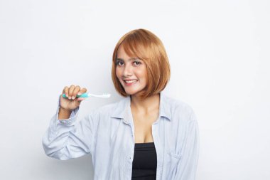 Kadın gülümseyen fırça beyaz arka planda izole