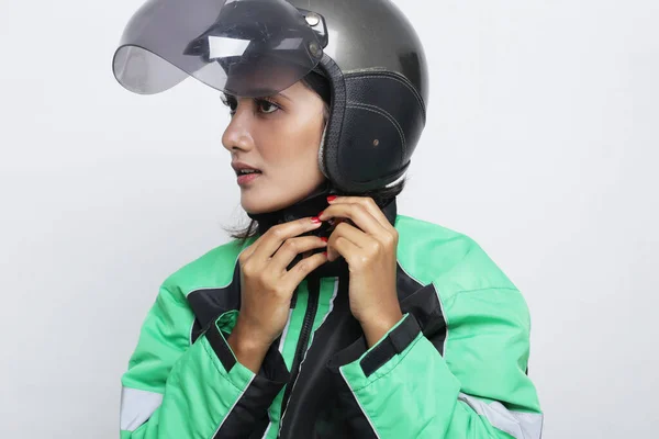 ヘルメットバイクを使う女性 若いですアジア女性身に着けていますヘルメット前に乗りますオートバイ — ストック写真