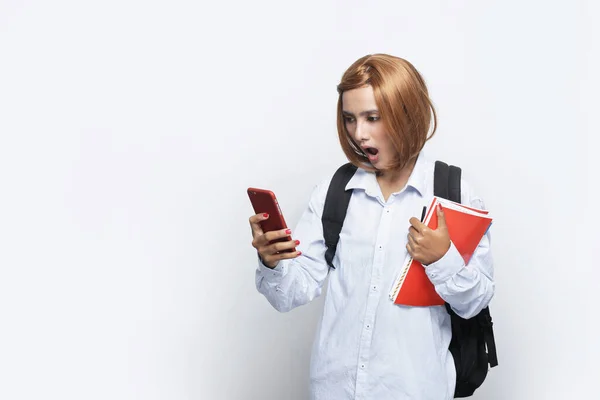 Asiático Estudantes Universitários Surpresos Olhando Smartphone Segurando Livro Estudante Universitário — Fotografia de Stock