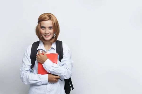 アジアの女性の幸せな学生 幸せな学生生活 素敵な陽気な若い女性学生持株本 — ストック写真