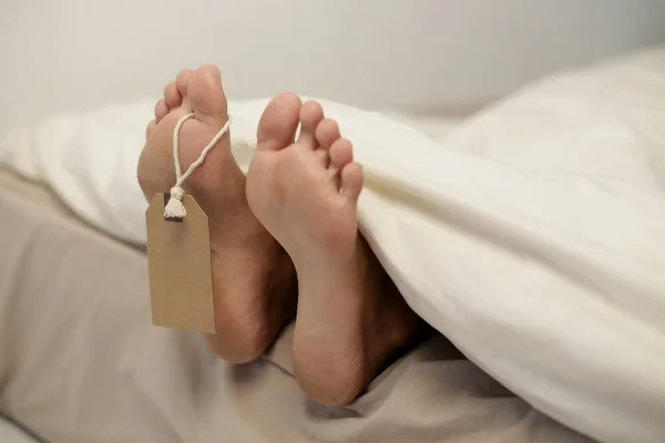 Ölü insanlar için kimlik etiketi. Ayak parmağı etiketi ölü Asyalı insan ayağı