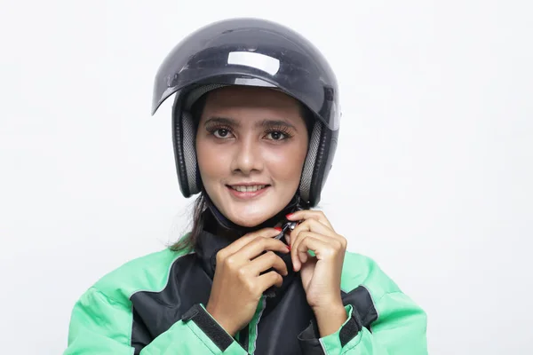 Kasklı bir motosiklet emniyeti. Kaskla motosiklete binmeden önce mutlu Asyalı kadın