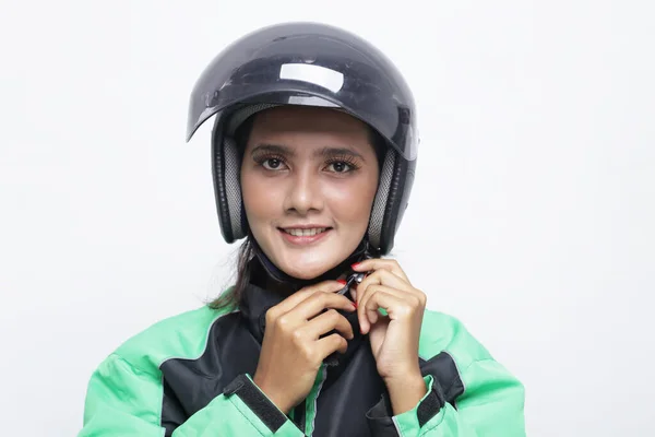 Motorcykelsäkerhet Med Hjälm Glad Asiatisk Kvinna Innan Ridning Motorcykel Med Royaltyfria Stockbilder