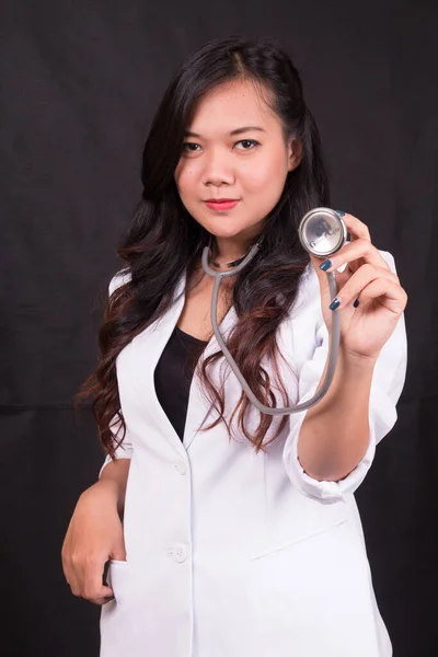 Indonésia Mulher Médico Segurando Estetoscópio Relatório Sobre Fundo Branco — Fotografia de Stock