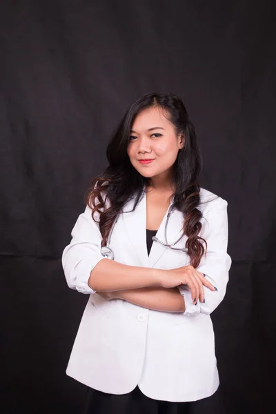 Indonesia Mujer Médico Sosteniendo Estetoscopio Informe Sobre Fondo Blanco —  Fotos de Stock