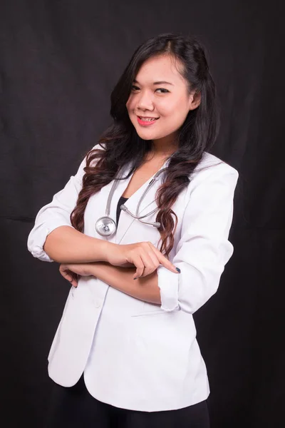 Indonesisk Kvinna Läkare Som Håller Stetoskop Rapport Vit Bakgrund — Stockfoto