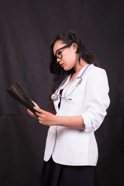 Indonésia Mulher Médico Segurando Estetoscópio Relatório Sobre Fundo Branco — Fotografia de Stock