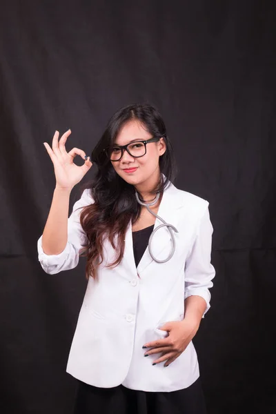 持有听诊器的印度尼西亚女医生 报告白人背景 — 图库照片