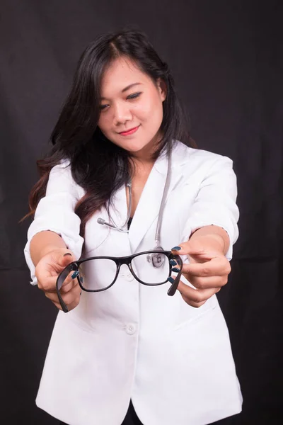 聴診器を持っているインドネシアの女性医師白い背景についての報告書 — ストック写真