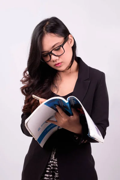 Indonesien Frau Mit Buch Business Indonesien Frau Sitzt Mit Buch — Stockfoto