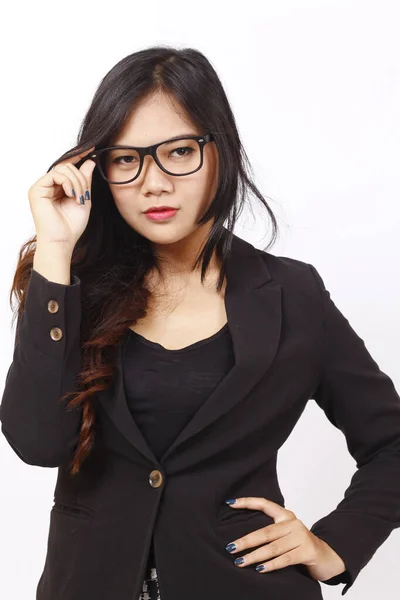 インドネシアのビジネス女性は眼鏡をかけ白地に本を持っています — ストック写真