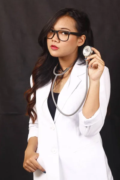 Indonesia Woman Doctor Holding Stethoscope Report White Background — Stock Photo, Image