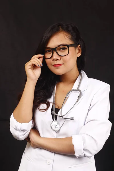 Indonezja Kobieta Lekarz Trzymający Stetoskop Raport Białym Tle — Zdjęcie stockowe