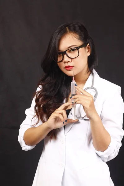 Ινδονησία Γυναίκα Γιατρός Εκμετάλλευση Στηθοσκόπιο Έκθεση Σχετικά Λευκό Φόντο — Φωτογραφία Αρχείου